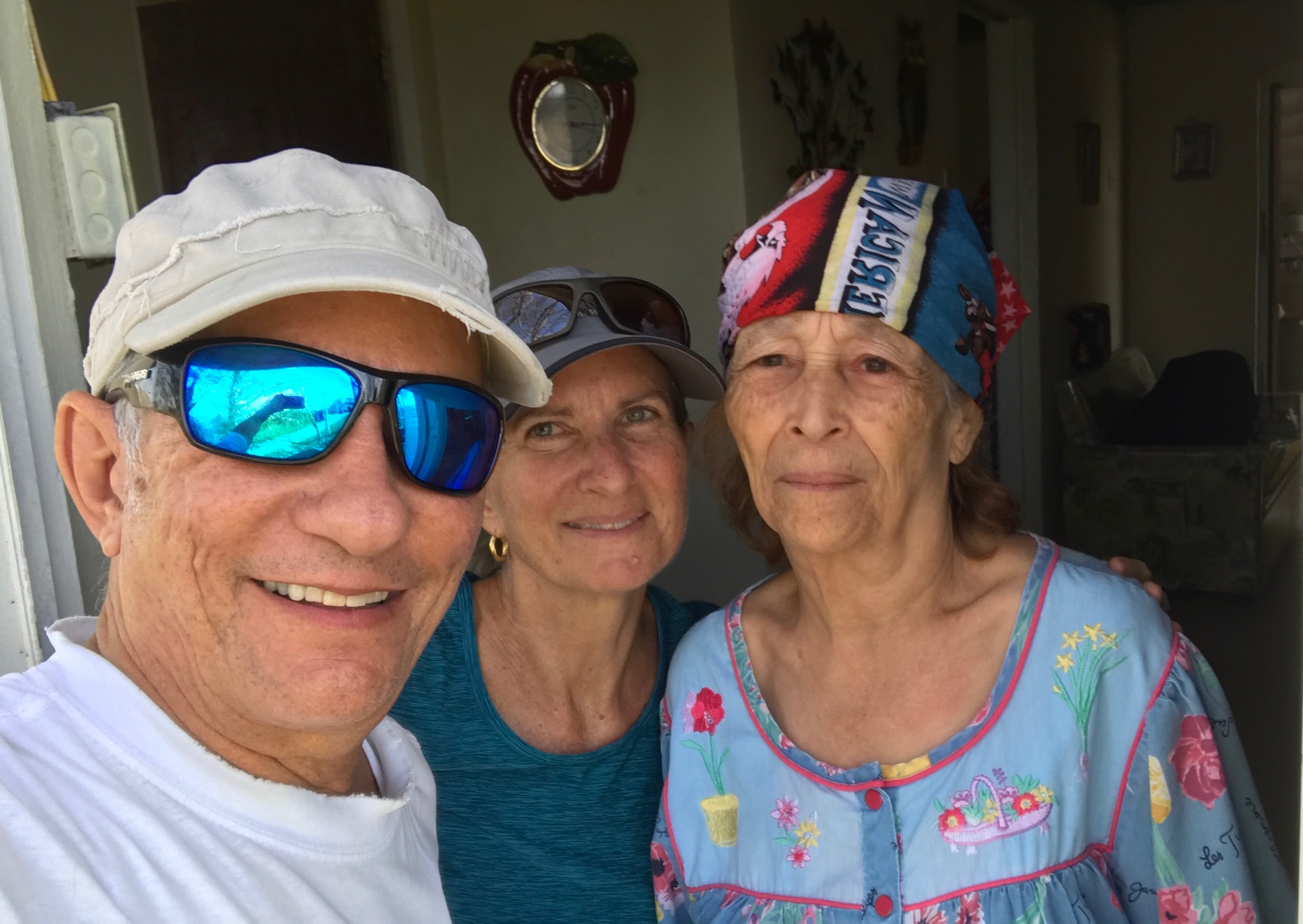 10-21-2017 José, Sheila and a new friend from Barrio Garzas