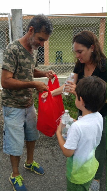 10-28-2017 Delivering bag to new friend in Jayuya