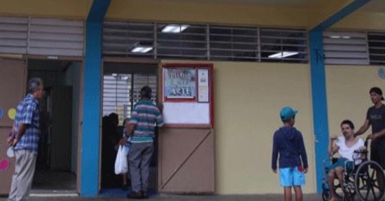 10-4-2017 Félix Seijo School and refuge center - folks in line for essential goods